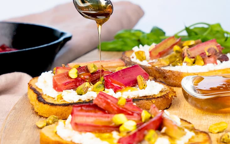 French Toast med Rabarber & Pistagenötter - Recept | Pågen